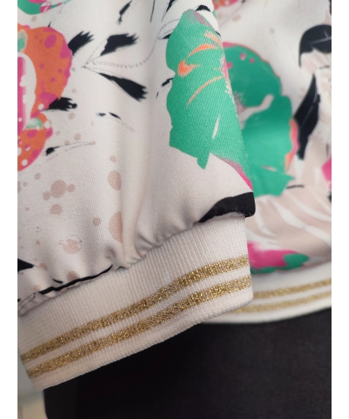 Elegancka bluzka z kwiatowym wzorem i dekoltem na plecach